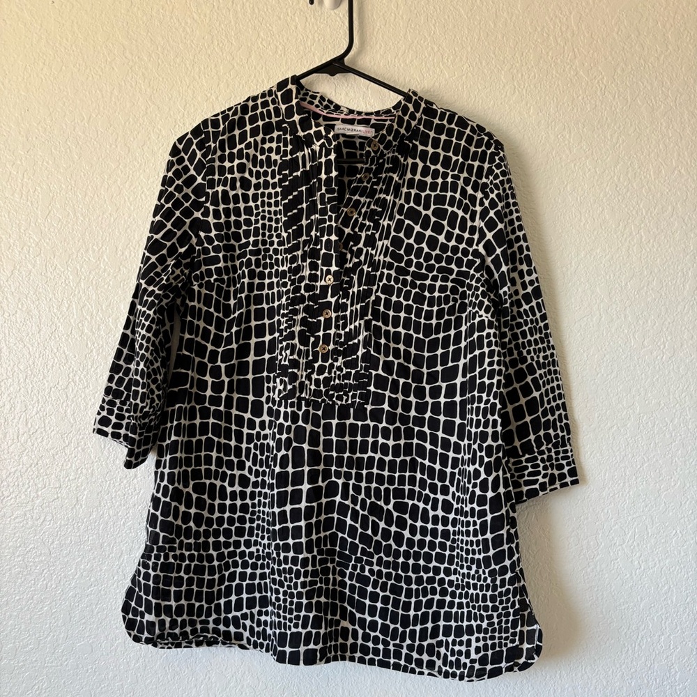 Isaac Mizrahi blouse Women’s Black and White Alligator 3/4 Sleeve 
Size M